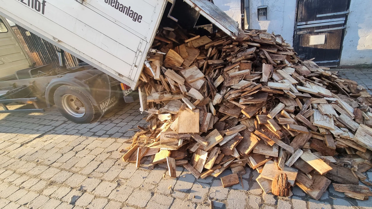 Abladen einer Brennholzladung Abladen einer Brennholzladung